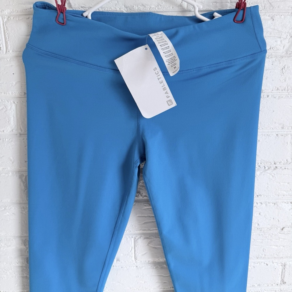 NWT Fabletics Tropical Blue Cropped Leggings Women's Size‎ Medium